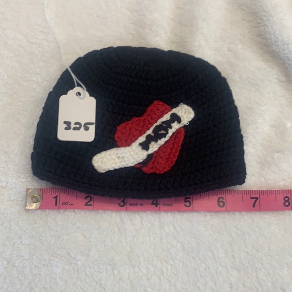 BLACK INFANT ‘MOM’ BEANIE - Picture 1 of 6